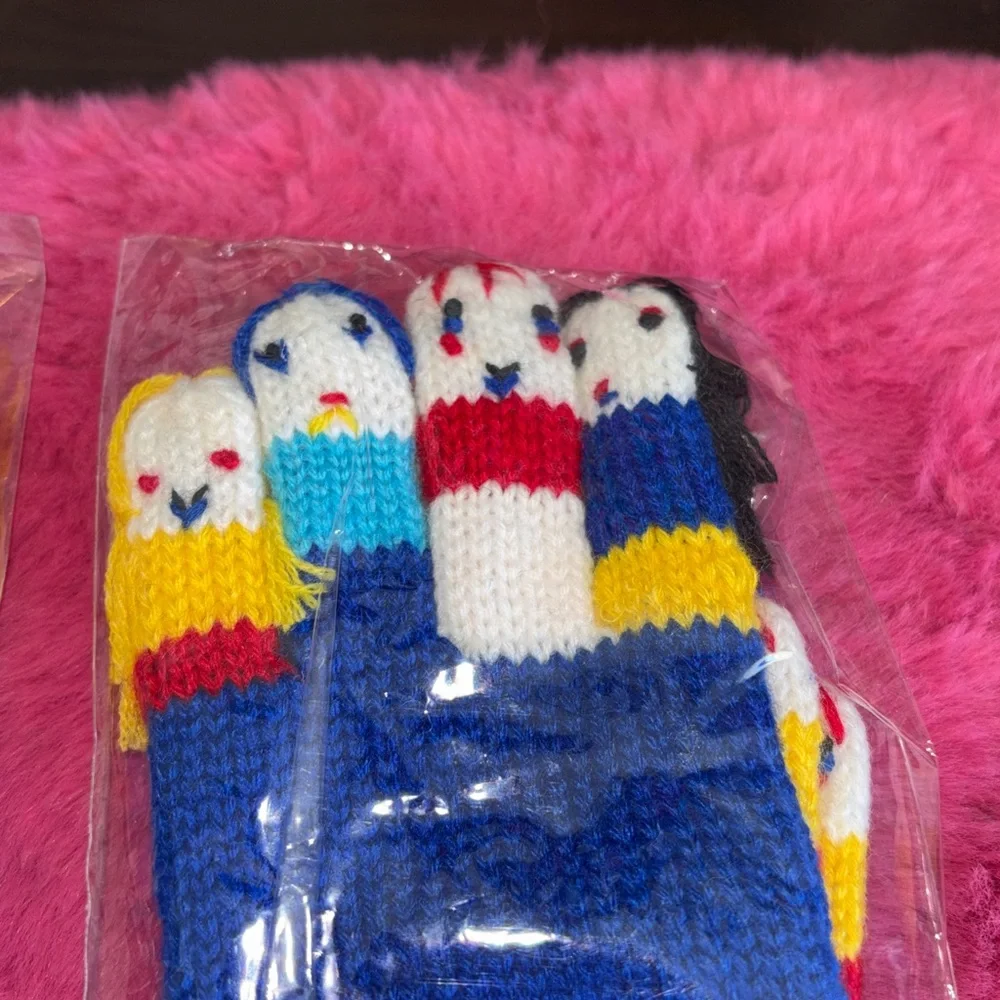 NWT 2 PAIRS people finger knit kid gloves with different people on each finger w